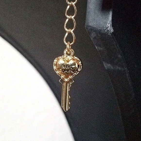 New! Vintage BETSEY JOHNSON Yellow Cubic Zirconia and Ribbon Bow Necklace. - Picture 8 of 11